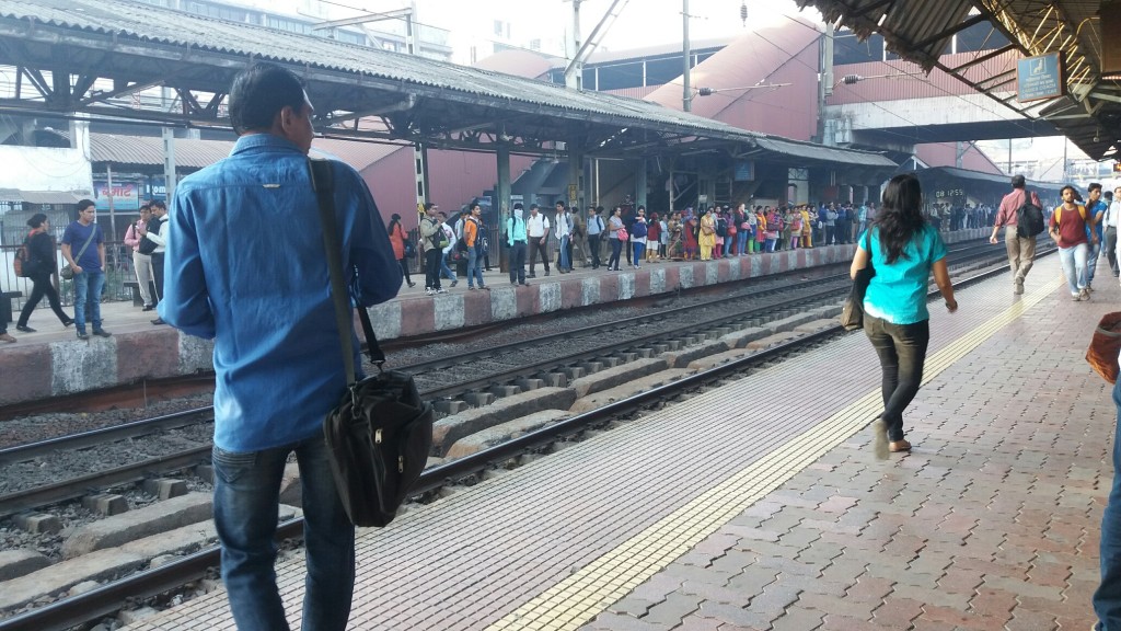 Your Guide To Mumbai Local Trains Discovering India